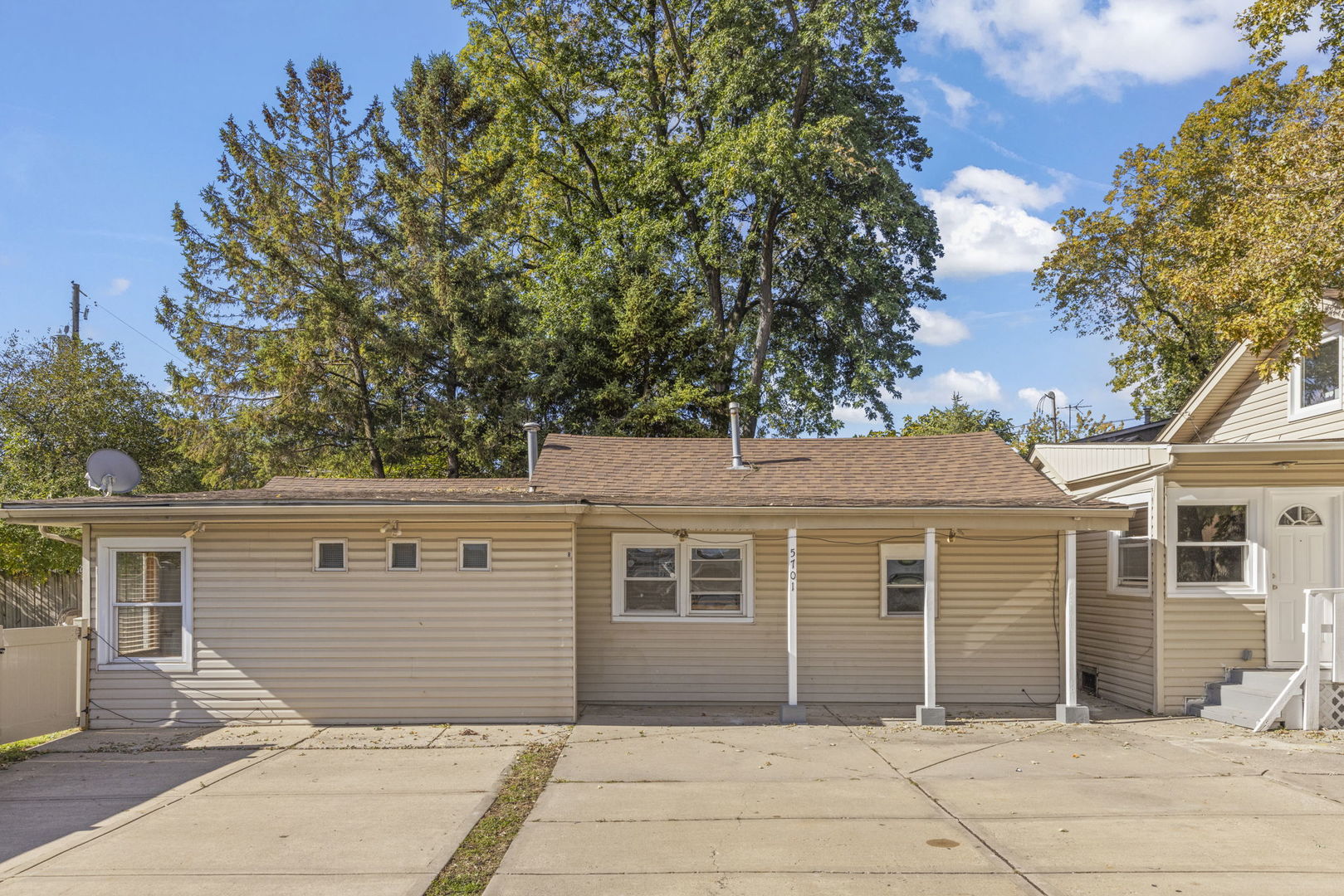 5701 W 89th Place, Oak Lawn, IL 60453