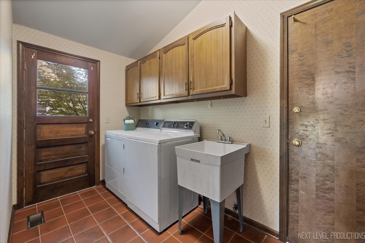 1228 Elizabeth Avenue, Naperville, IL 60540