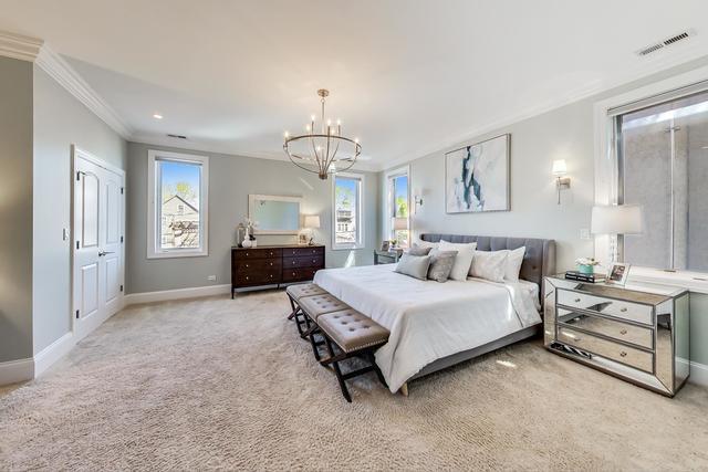 1424 W Barry Avenue, Chicago, IL 60657