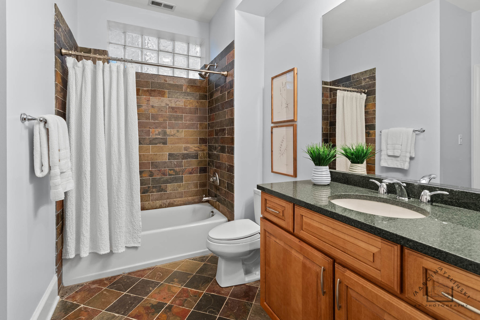 1424 W Barry Avenue, Chicago, IL 60657