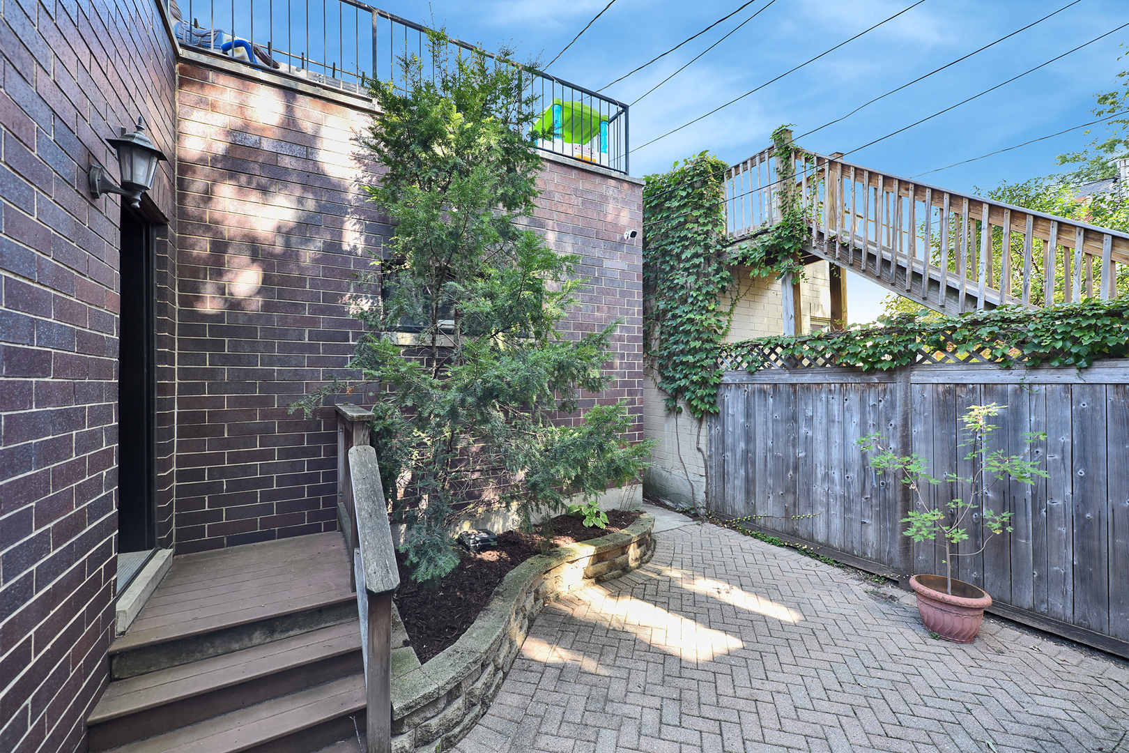 1424 W Barry Avenue, Chicago, IL 60657