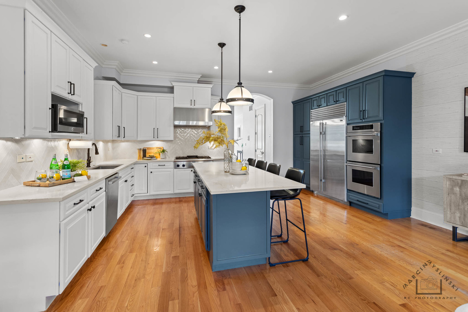 1424 W Barry Avenue, Chicago, IL 60657