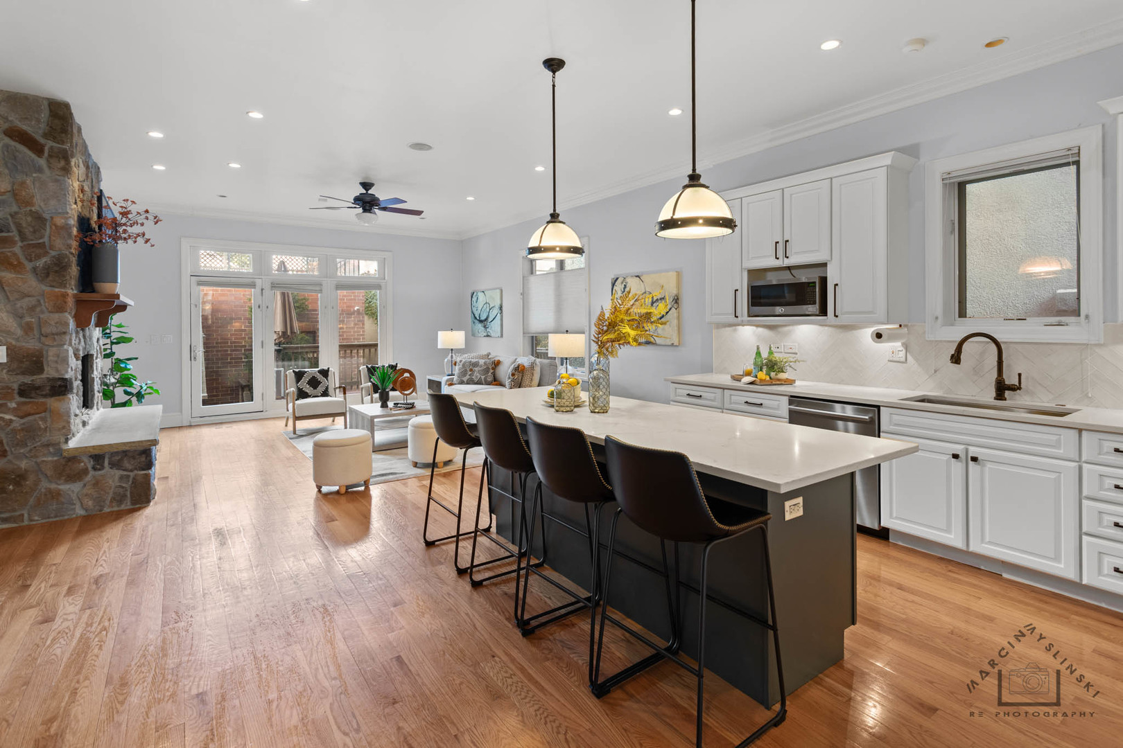 1424 W Barry Avenue, Chicago, IL 60657