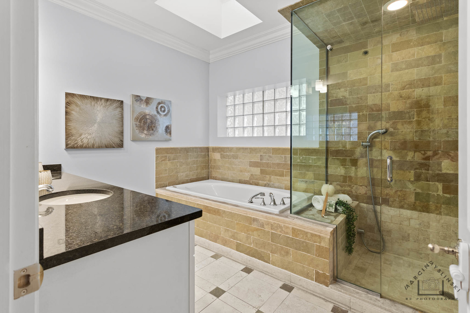 1424 W Barry Avenue, Chicago, IL 60657