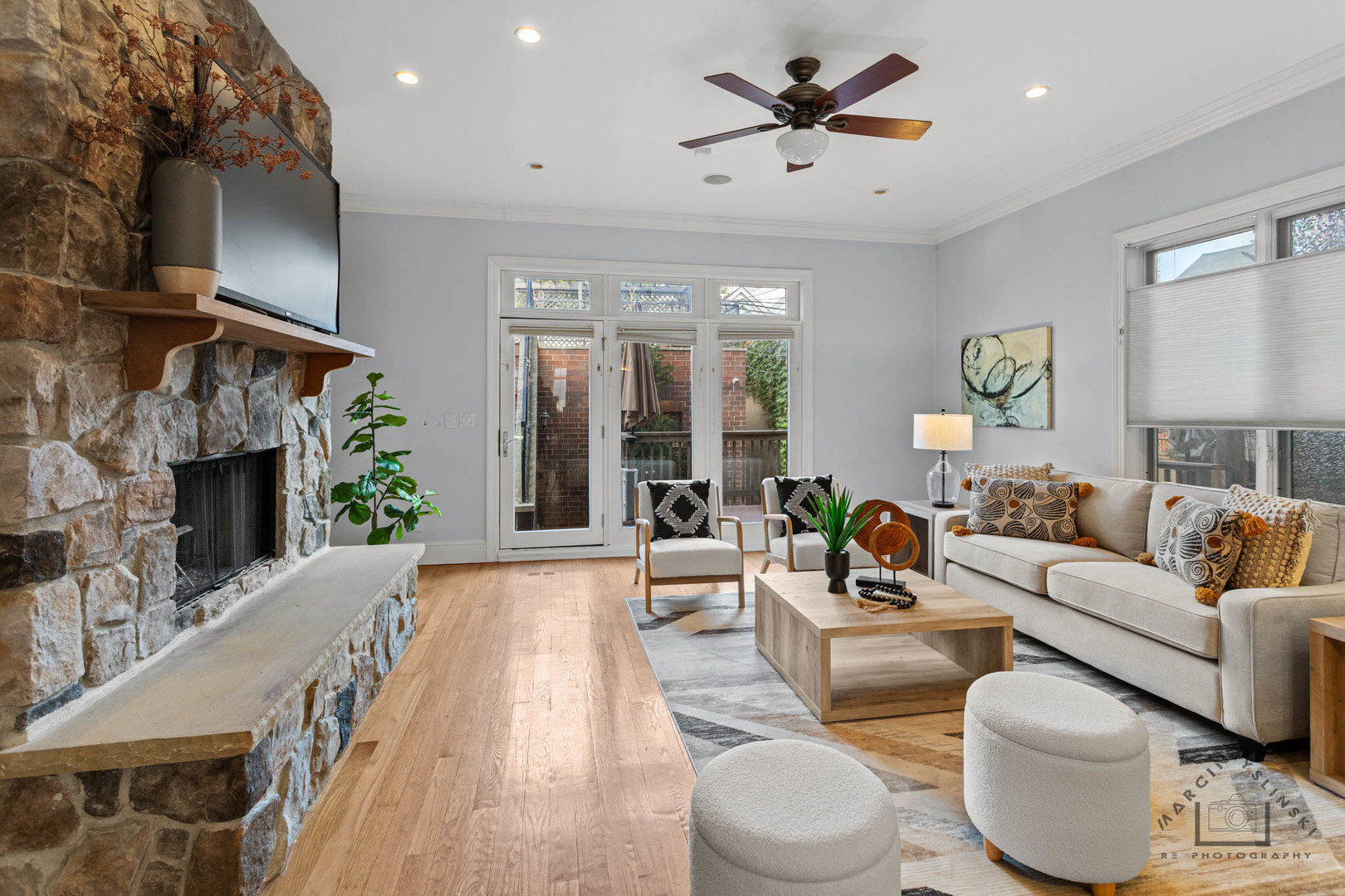 1424 W Barry Avenue, Chicago, IL 60657