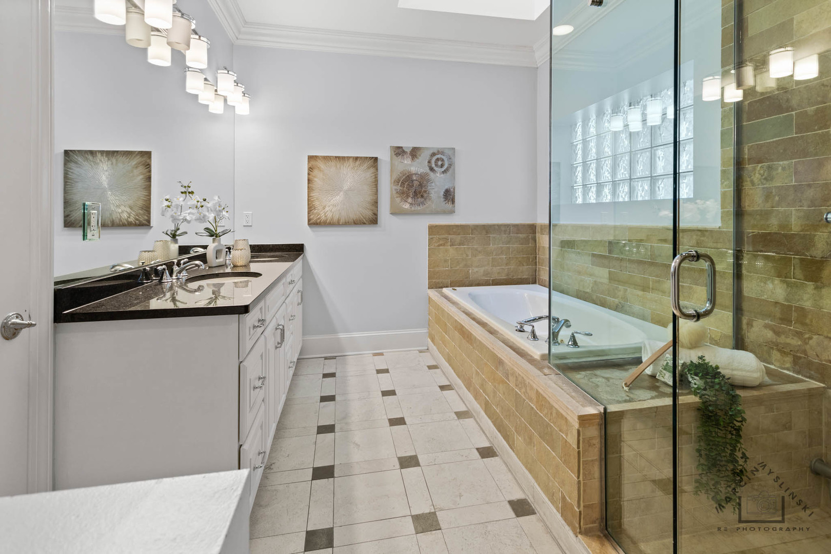 1424 W Barry Avenue, Chicago, IL 60657