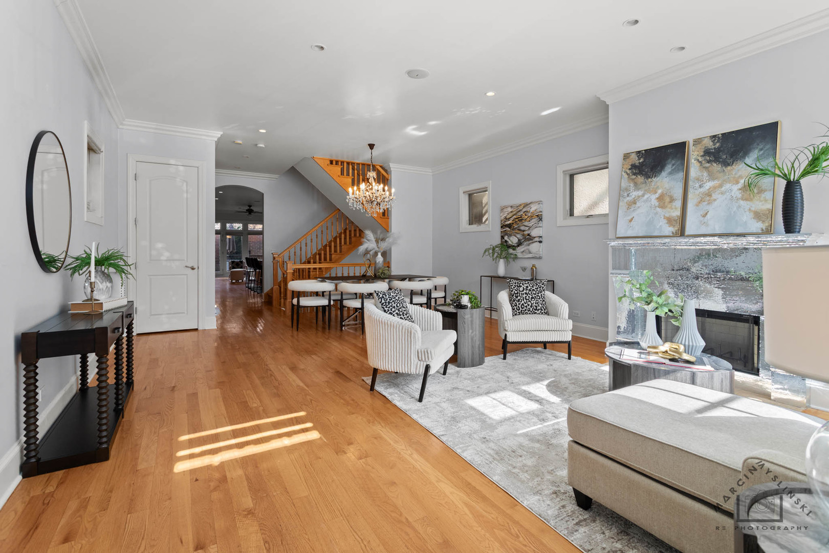 1424 W Barry Avenue, Chicago, IL 60657