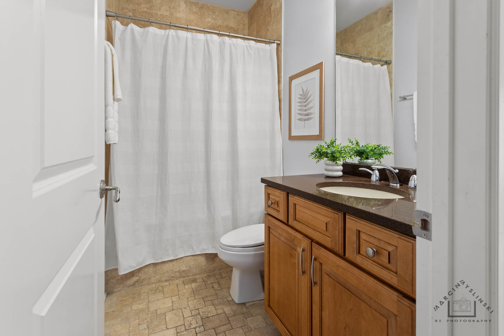 1424 W Barry Avenue, Chicago, IL 60657