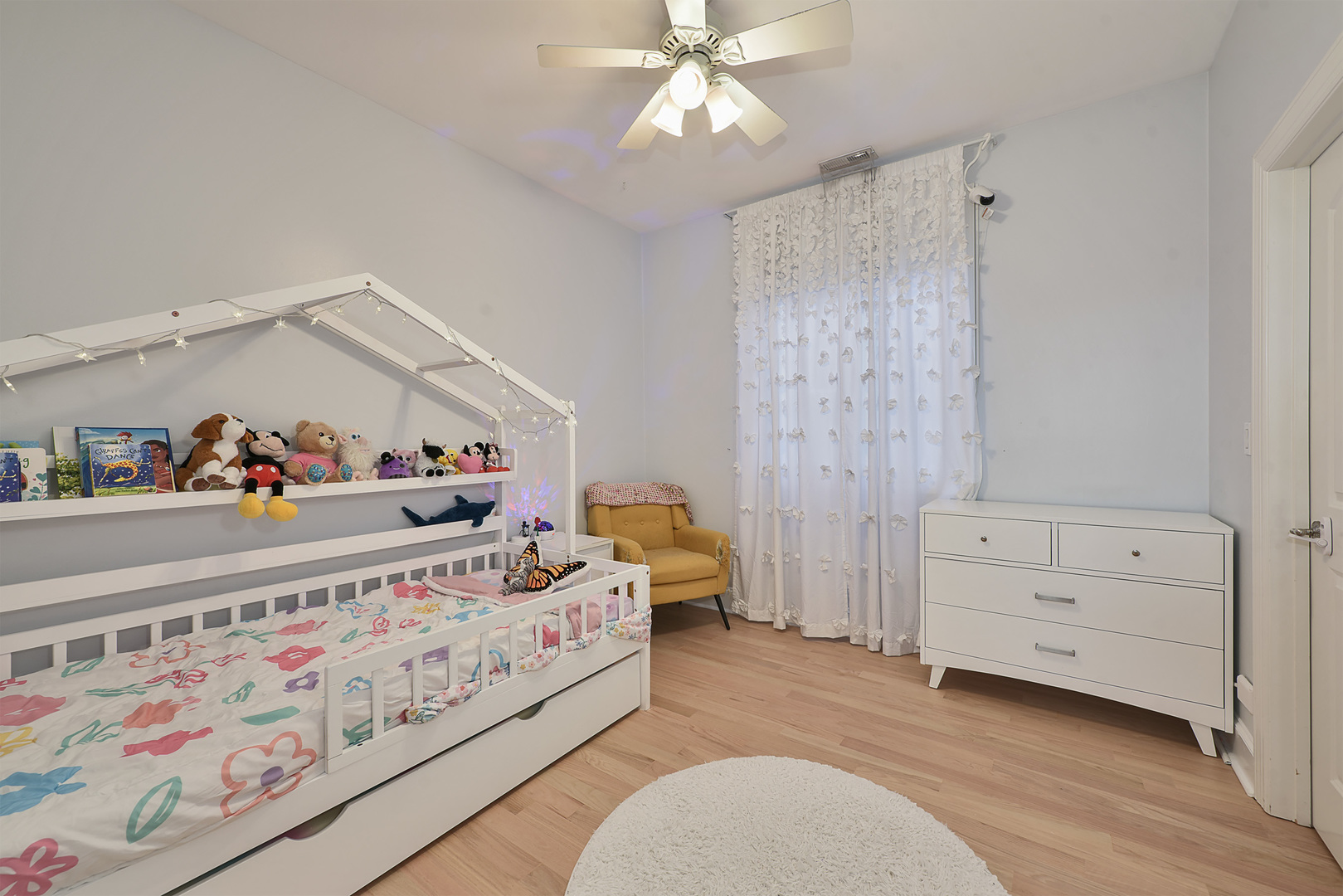 1424 W Barry Avenue, Chicago, IL 60657