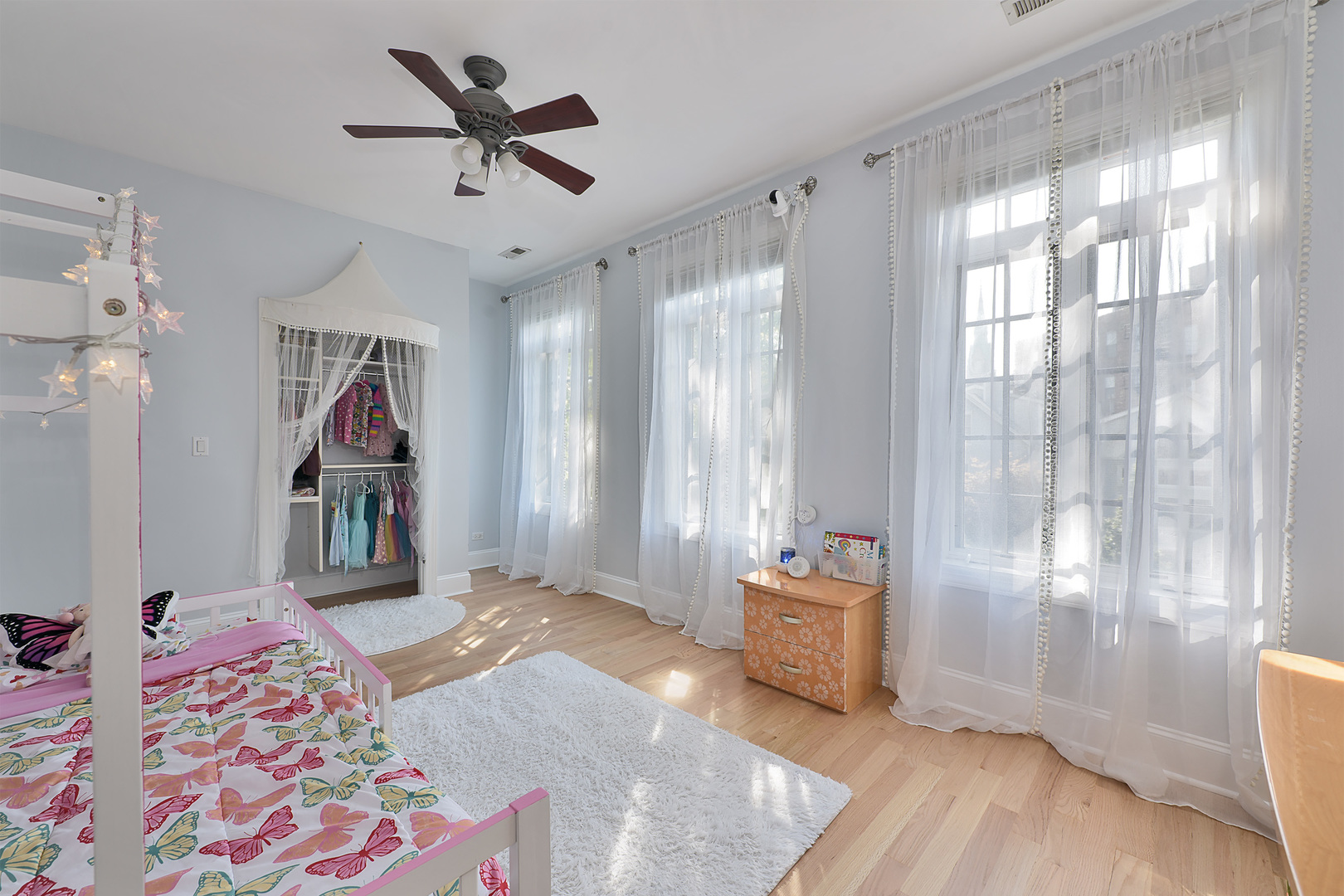 1424 W Barry Avenue, Chicago, IL 60657