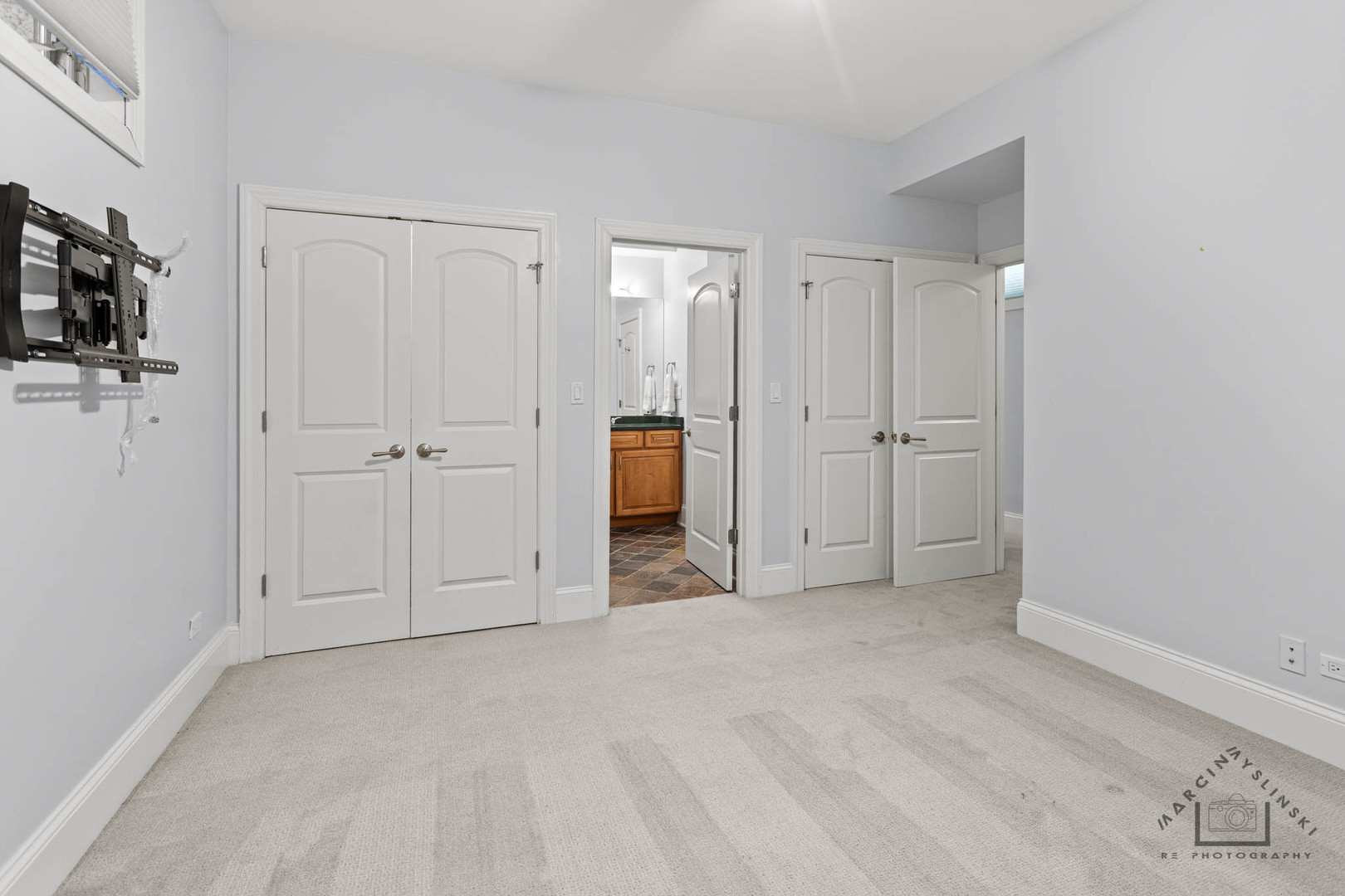 1424 W Barry Avenue, Chicago, IL 60657