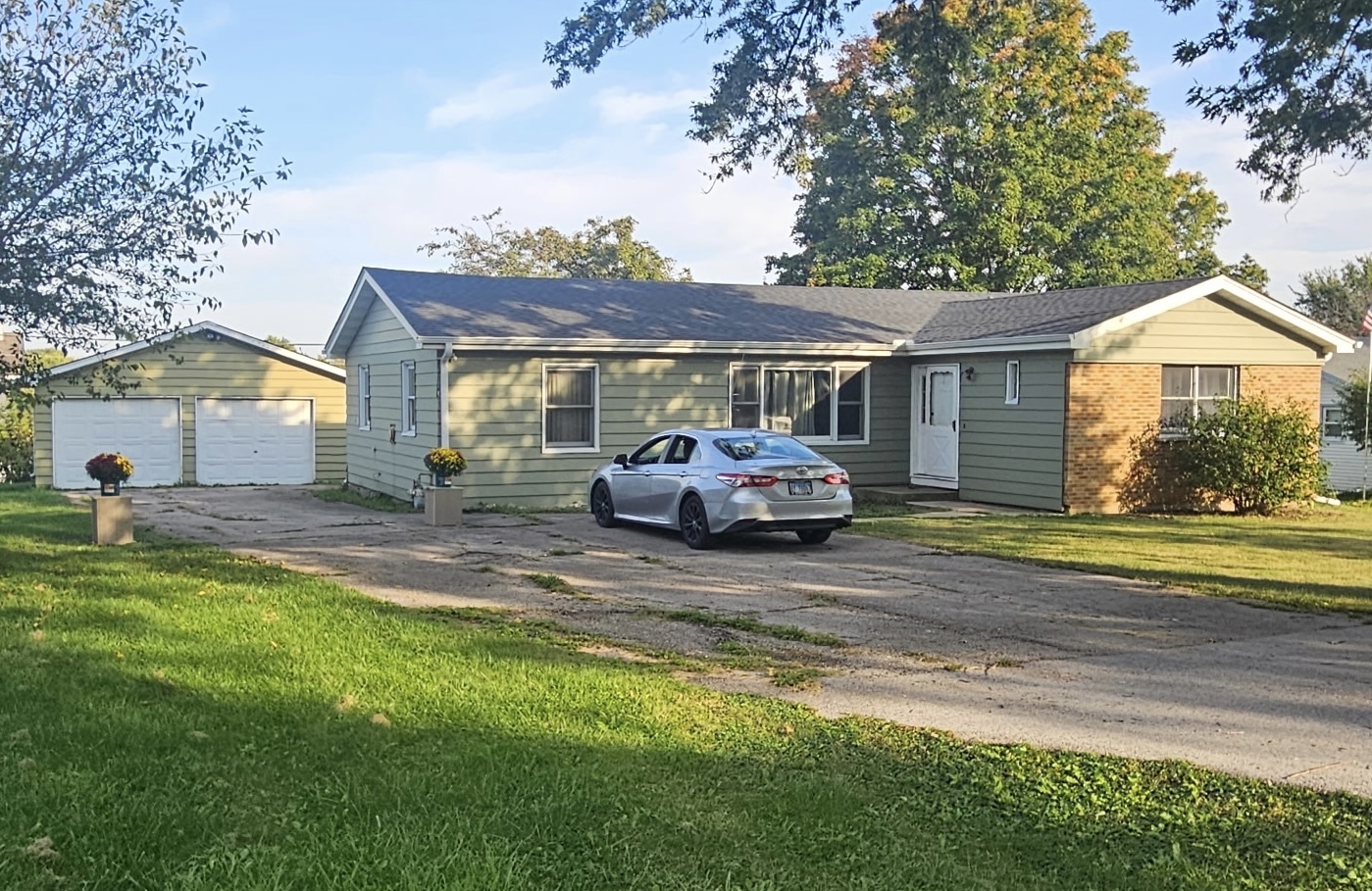 355 Hilltop Drive, North Aurora, IL 60542