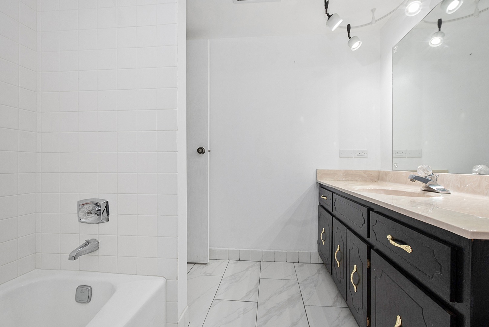 10355 Menard Avenue #216, Oak Lawn, IL 60453