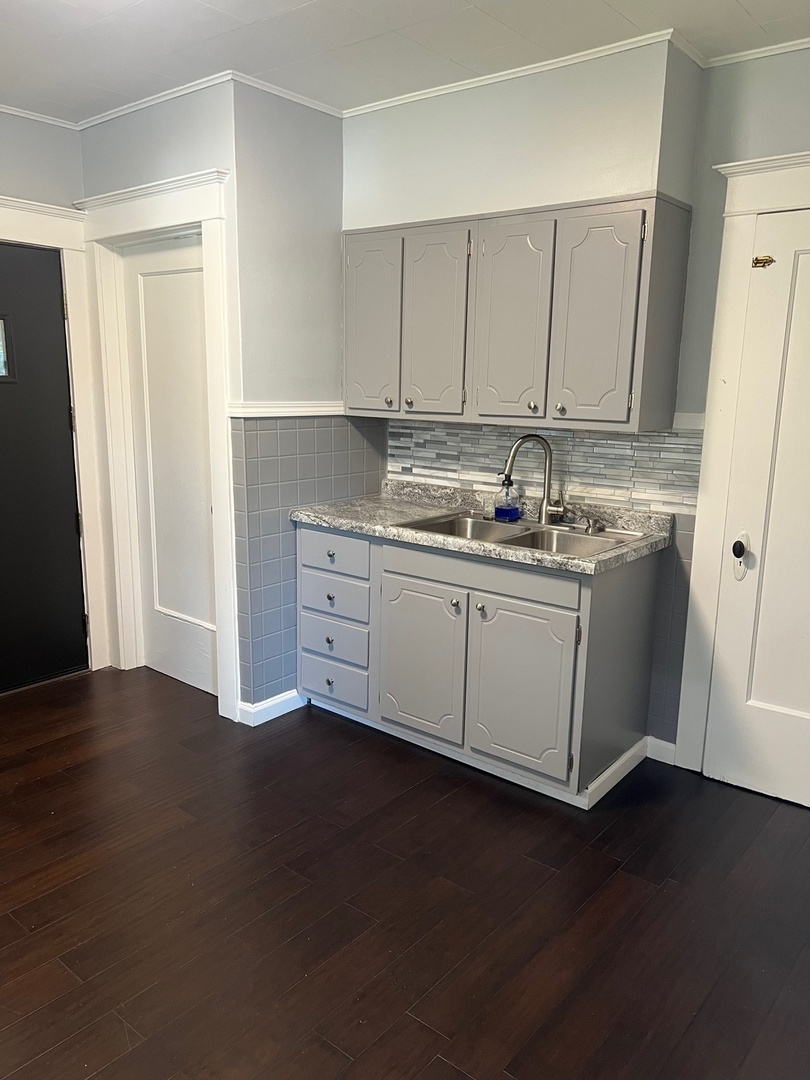 515 North Avenue, Aurora, IL 60505