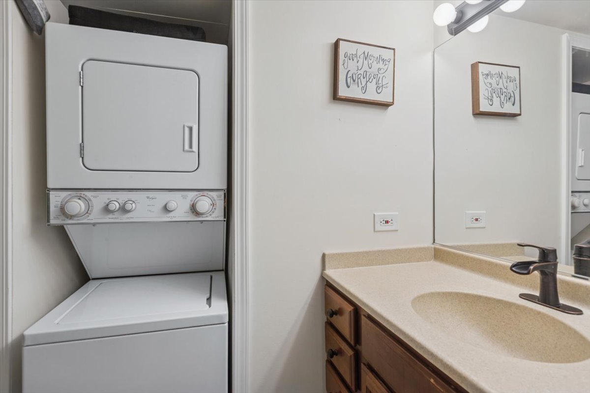 1000 S Lorraine Road #315, Wheaton, IL 60189