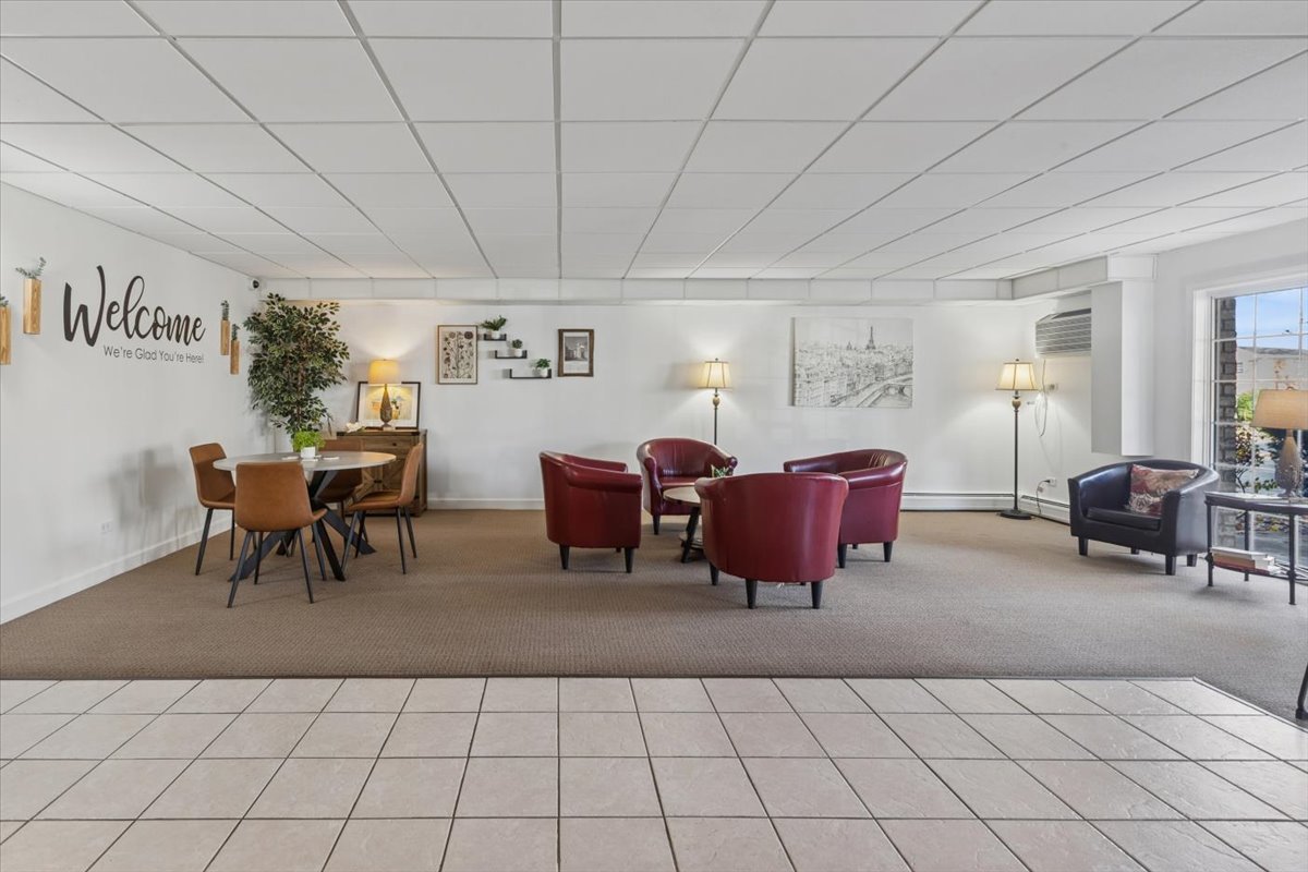 1000 S Lorraine Road #315, Wheaton, IL 60189