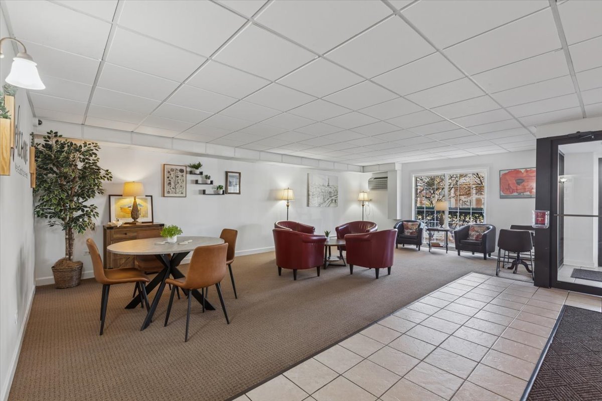 1000 S Lorraine Road #315, Wheaton, IL 60189