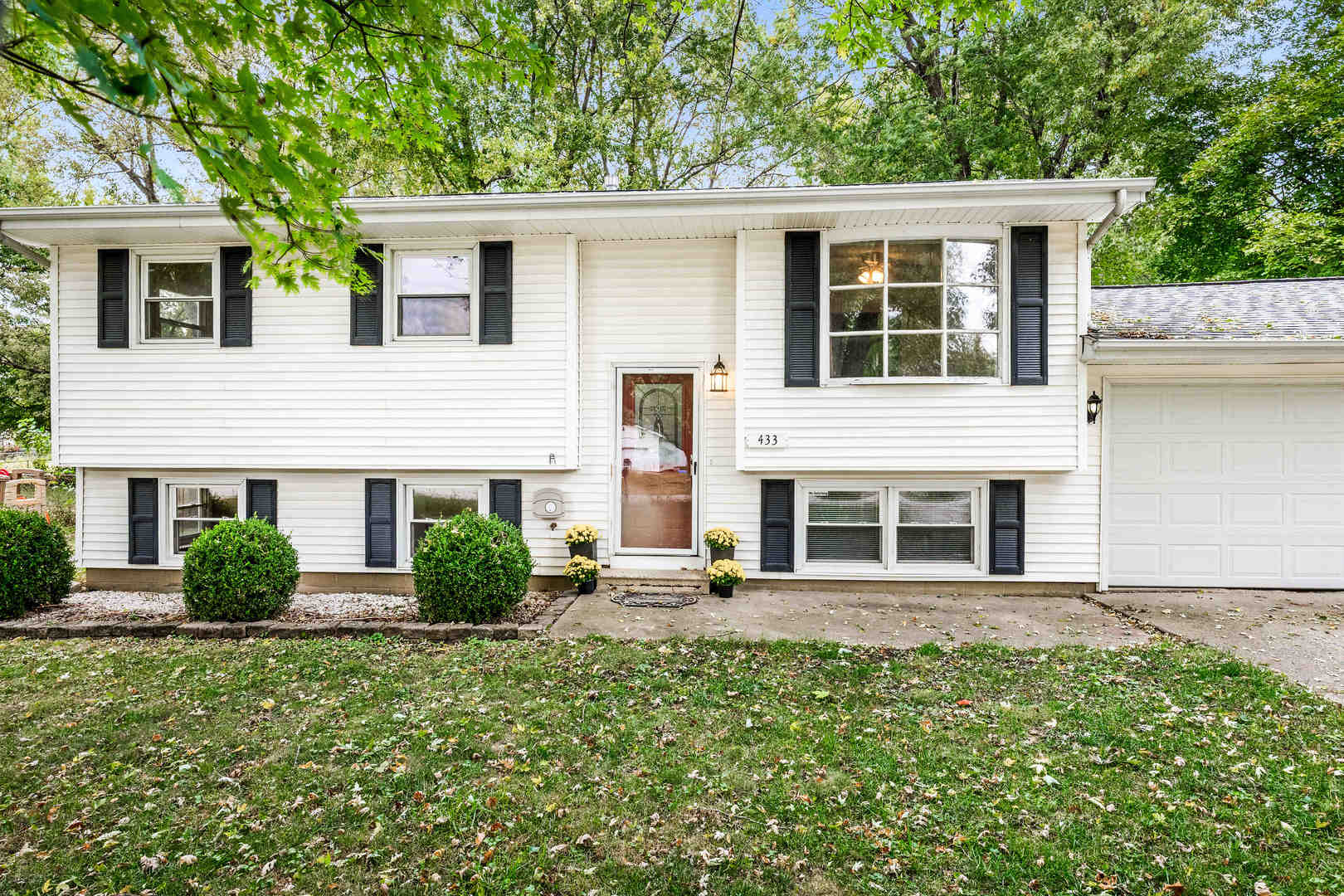 433 Standish Drive, Bloomington, IL 61704