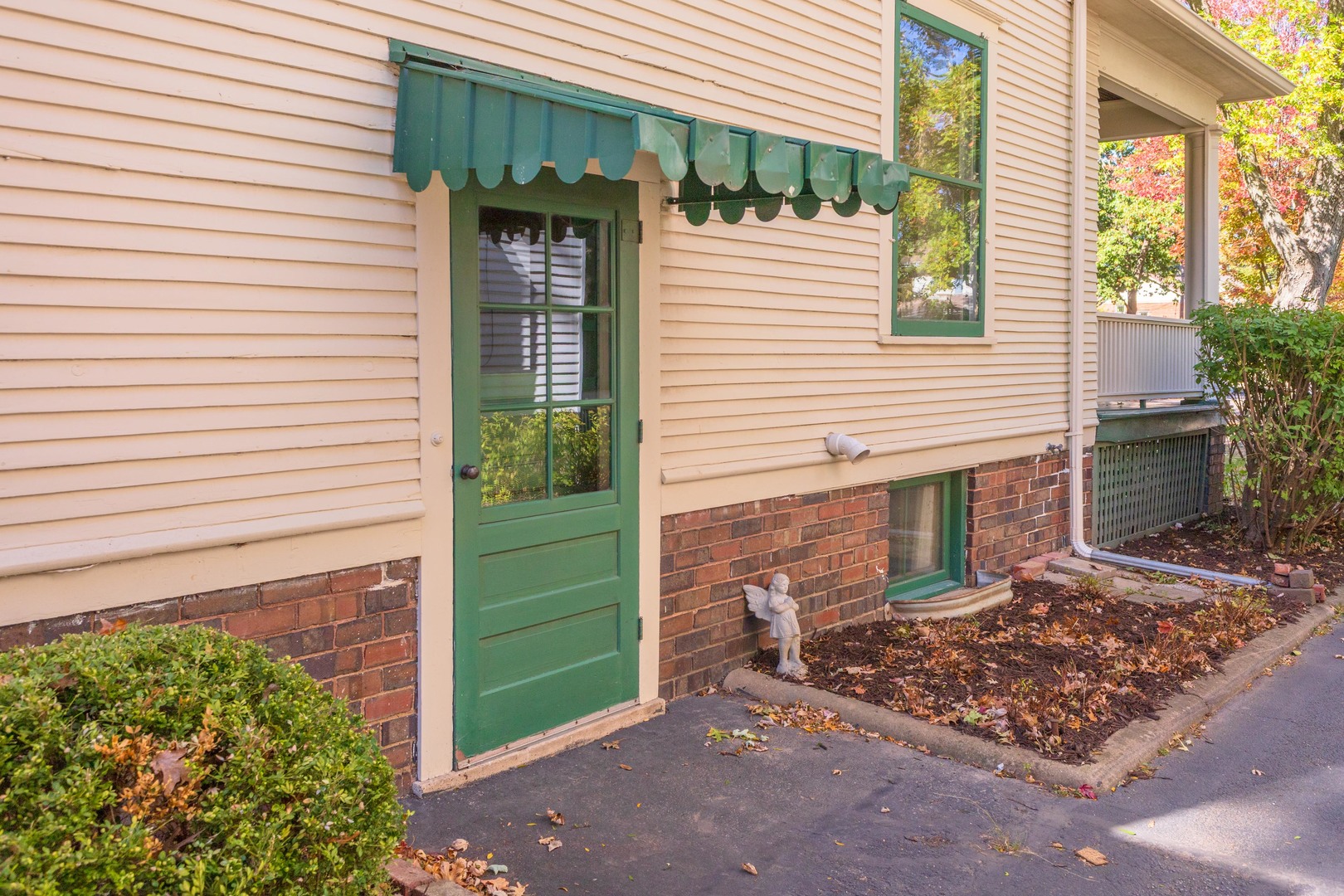 1513 E Grove Street, Bloomington, IL 61701