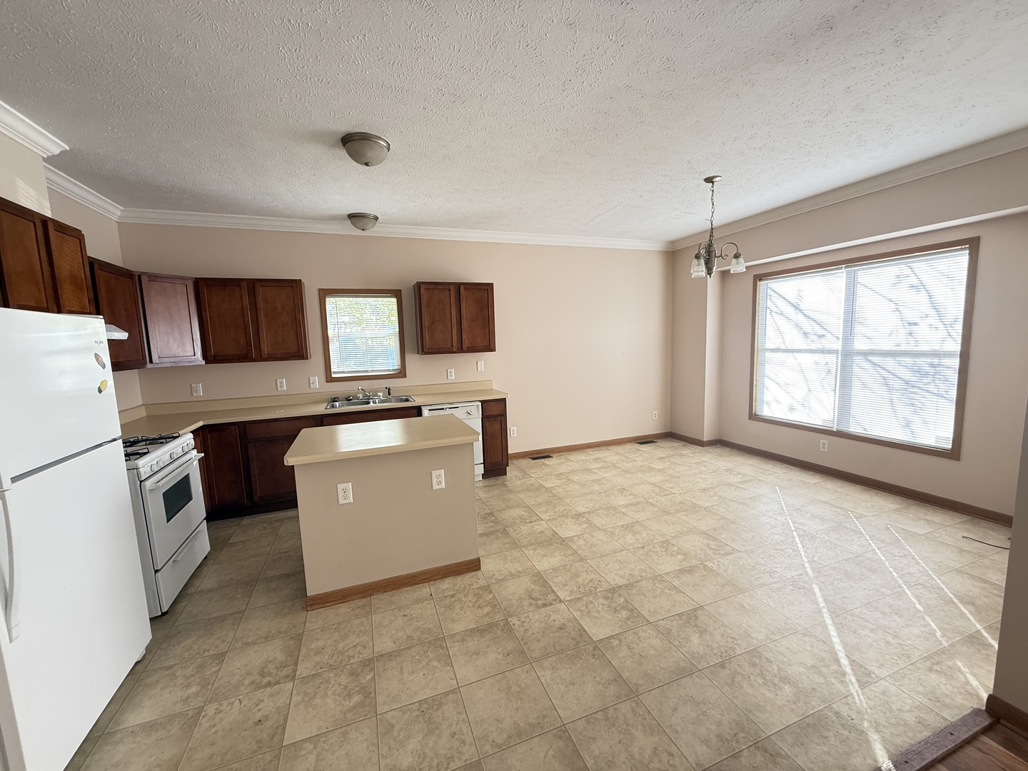 1712 S Dixie Highway #111, Crete, IL 60417