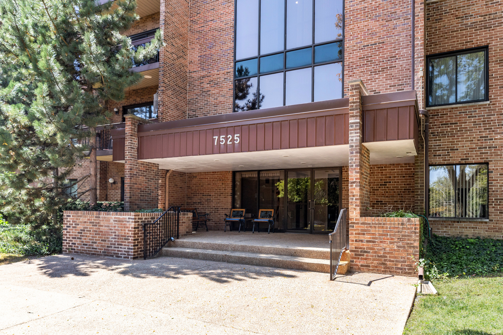 7525 Nantucket Drive #210, Darien, IL 60561