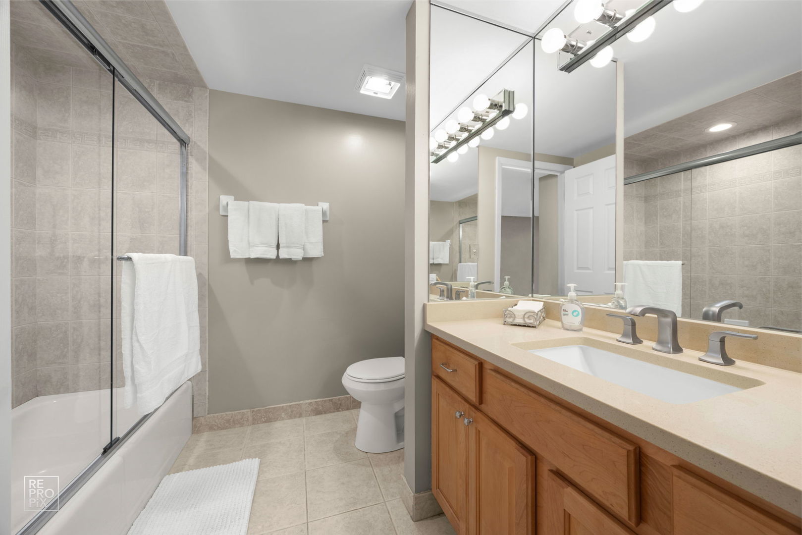 2066 Saint Johns Avenue #404, Highland Park, IL 60035