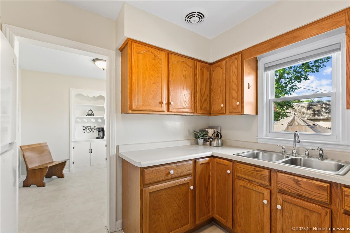 9206 S Troy Avenue, Evergreen Park, IL 60805