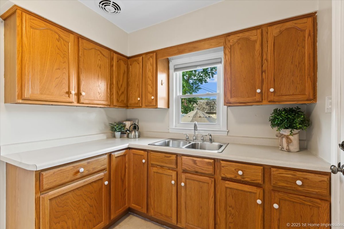 9206 S Troy Avenue, Evergreen Park, IL 60805