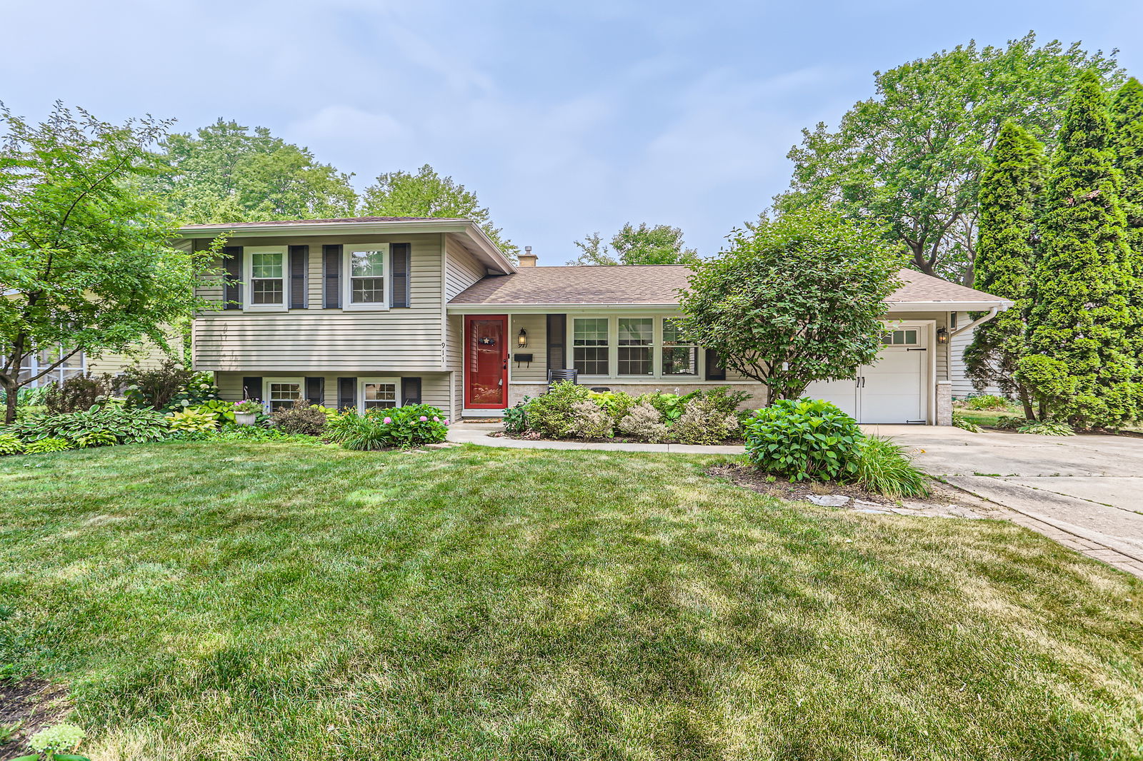 911 Lilac Lane, Naperville, IL 60540