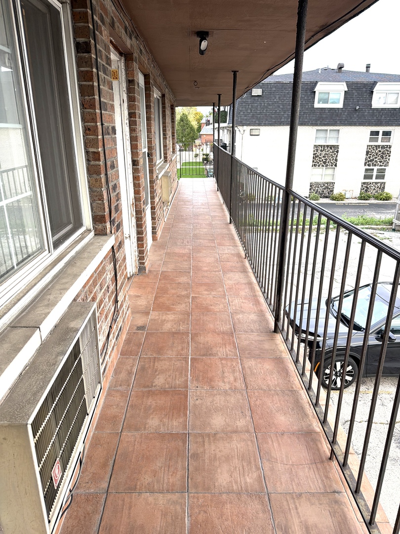 9243 S Roberts Road, Hickory Hills, IL 60457