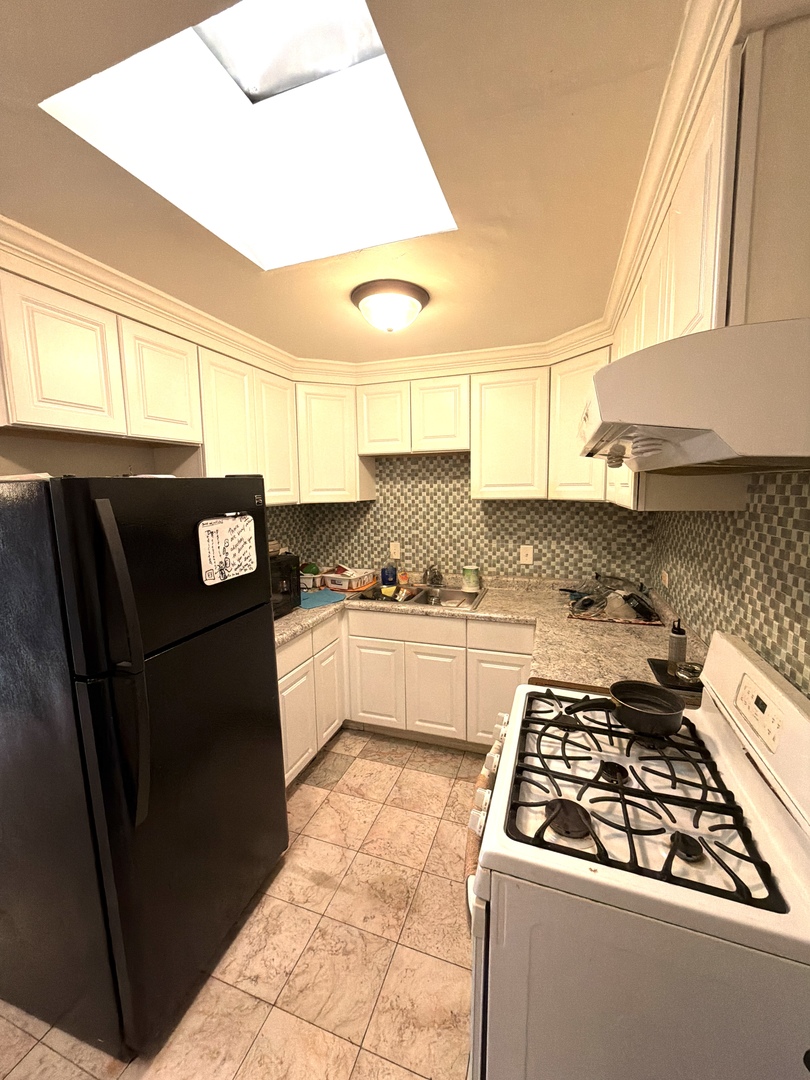 9243 S Roberts Road, Hickory Hills, IL 60457