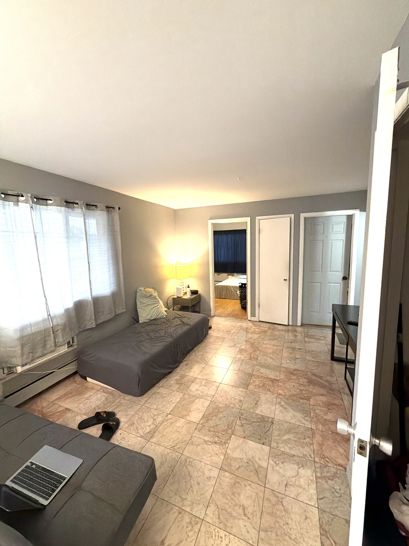 9243 S Roberts Road, Hickory Hills, IL 60457