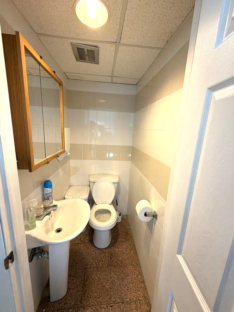 9243 S Roberts Road, Hickory Hills, IL 60457