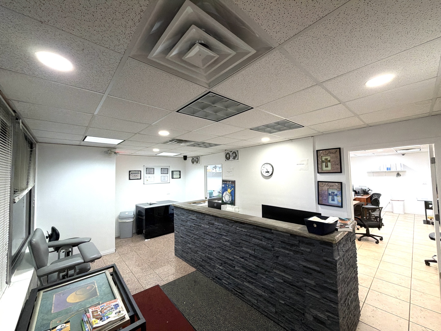 9243 S Roberts Road, Hickory Hills, IL 60457