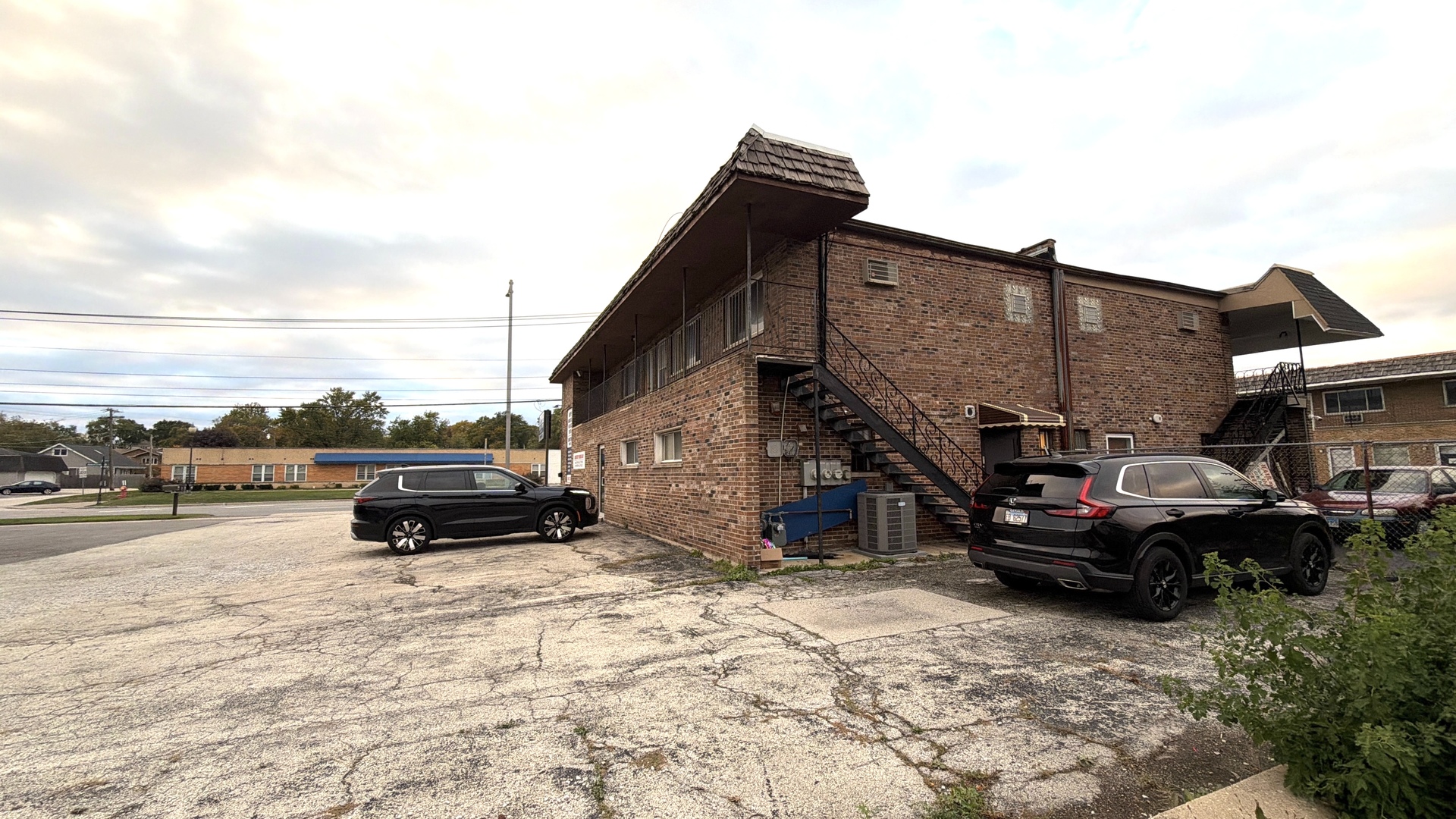 9243 S Roberts Road, Hickory Hills, IL 60457