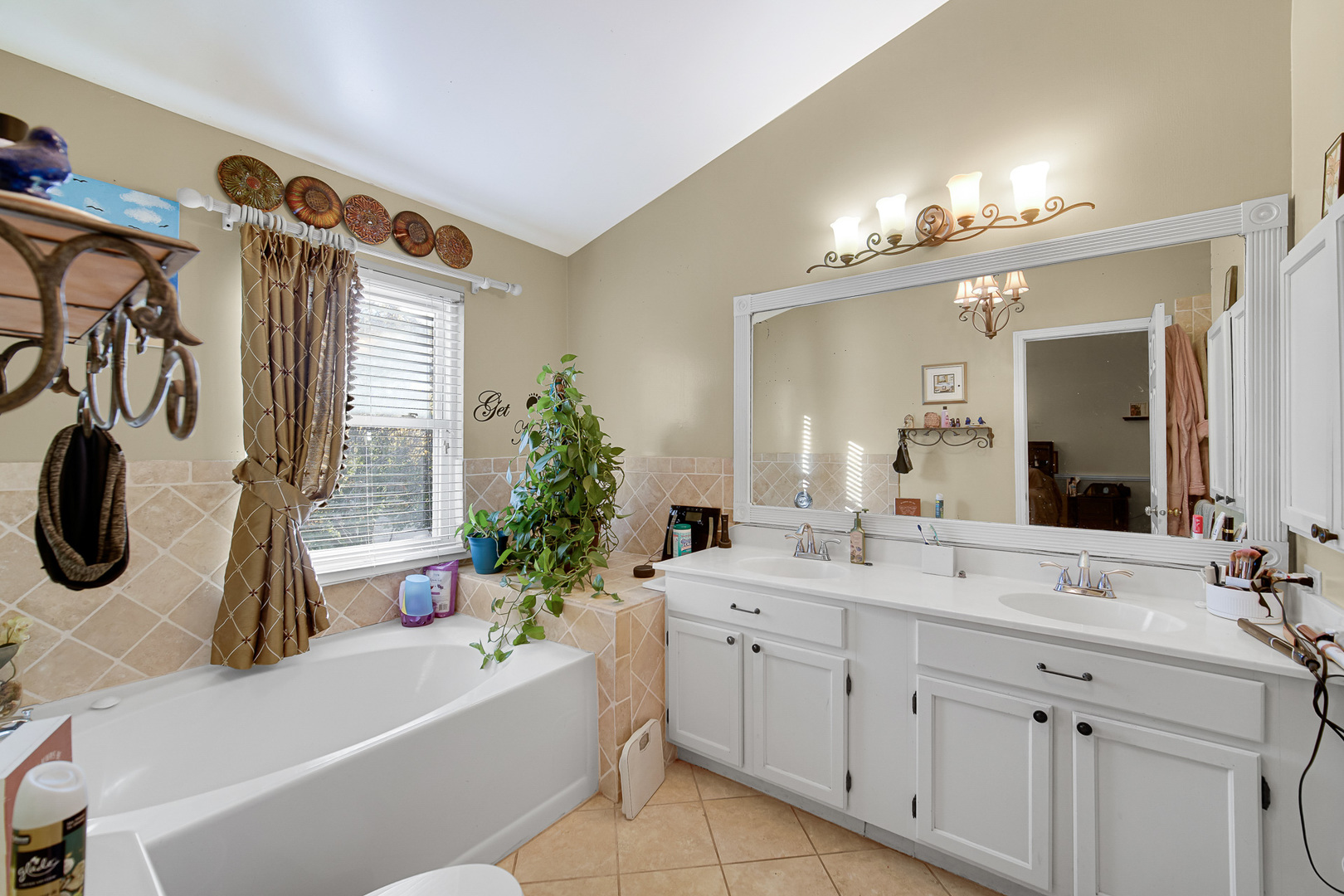 3925 Peartree Drive, Lake In The Hills, IL 60156