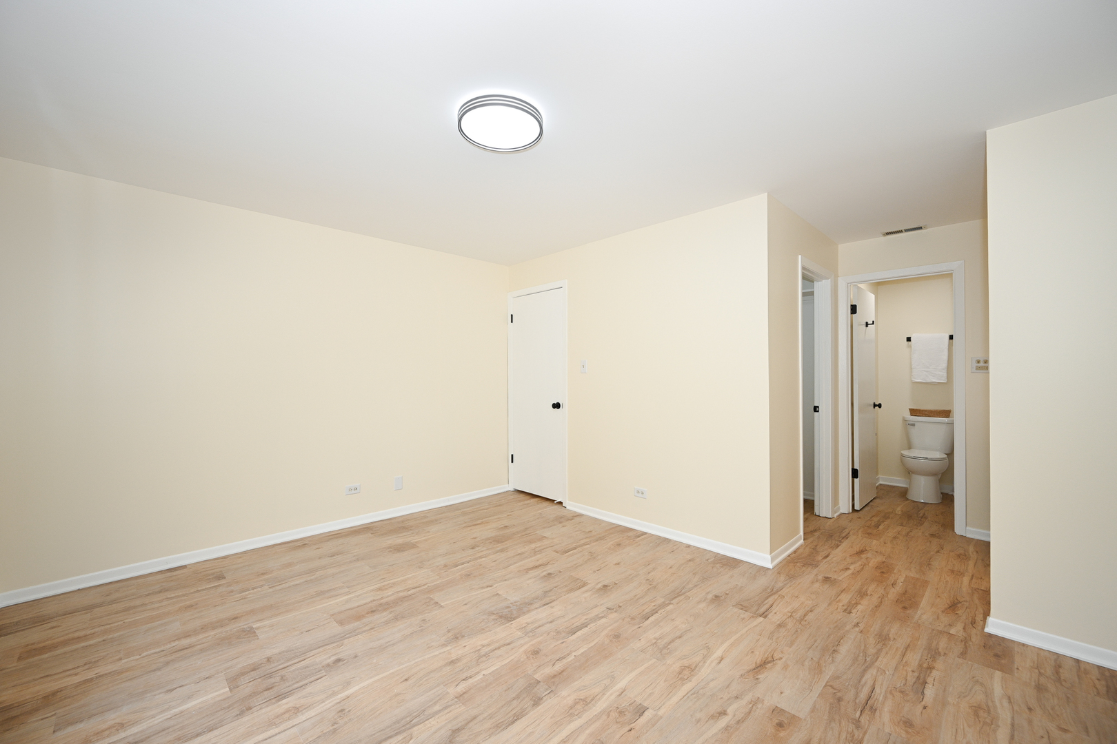 1751 Plymouth Court #B, Wheaton, IL 60189