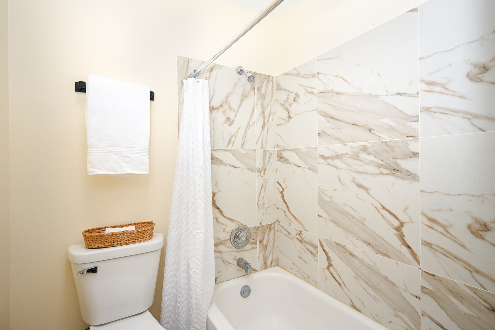 1751 Plymouth Court #B, Wheaton, IL 60189