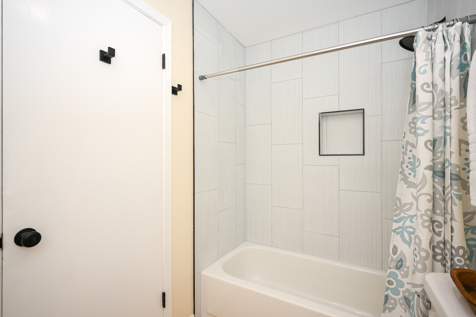 1751 Plymouth Court #B, Wheaton, IL 60189