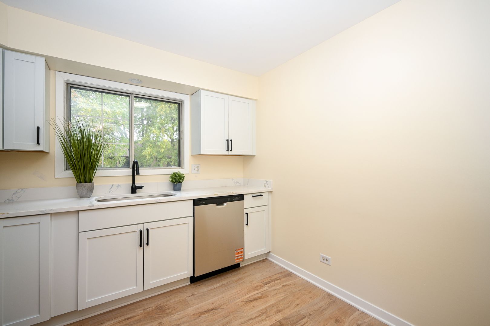 1751 Plymouth Court #B, Wheaton, IL 60189