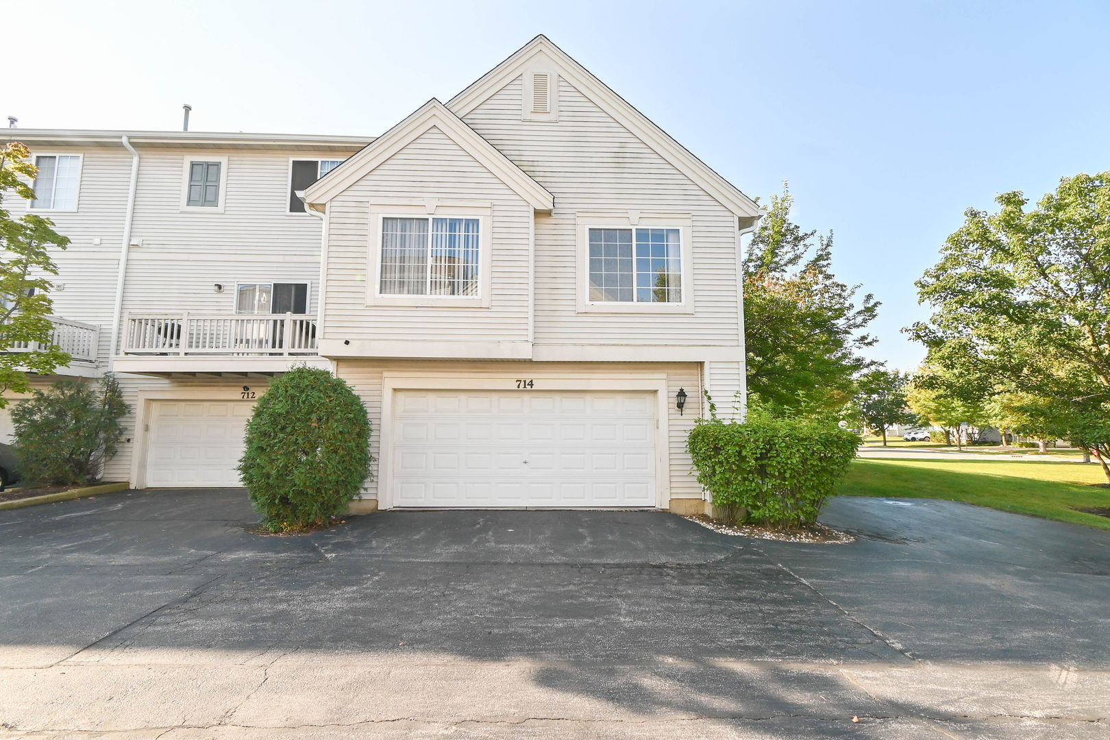 714 S Rosehall Lane, Round Lake, IL 60073