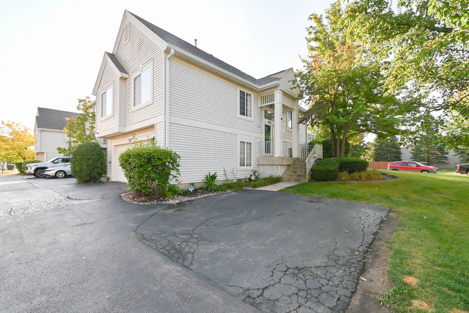 714 S Rosehall Lane, Round Lake, IL 60073