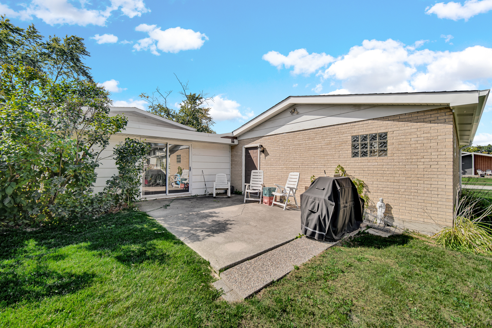 511 W Arquilla Drive, Glenwood, IL 60425