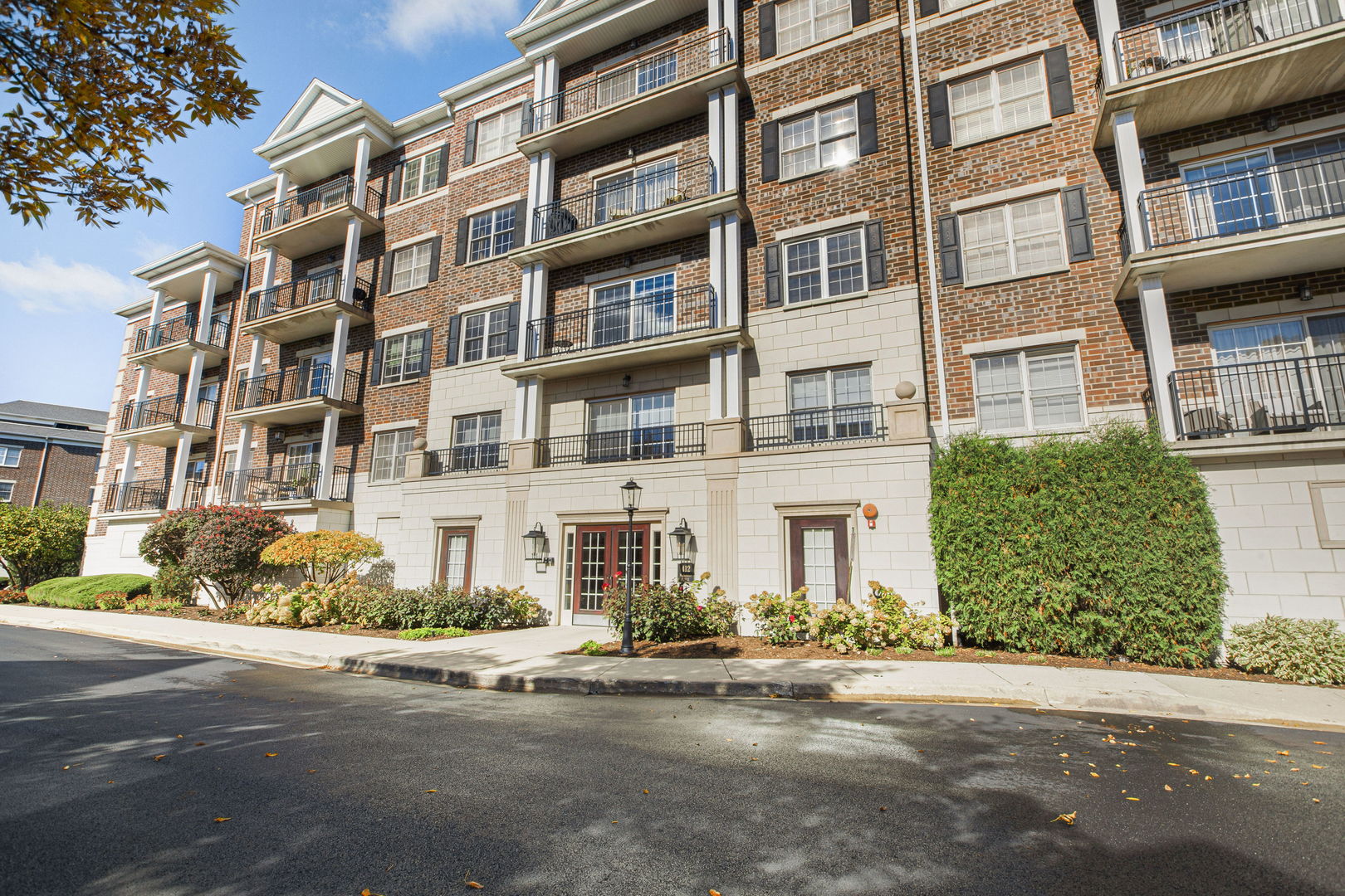 412 McDaniels Circle #205, Clarendon Hills, IL 60514