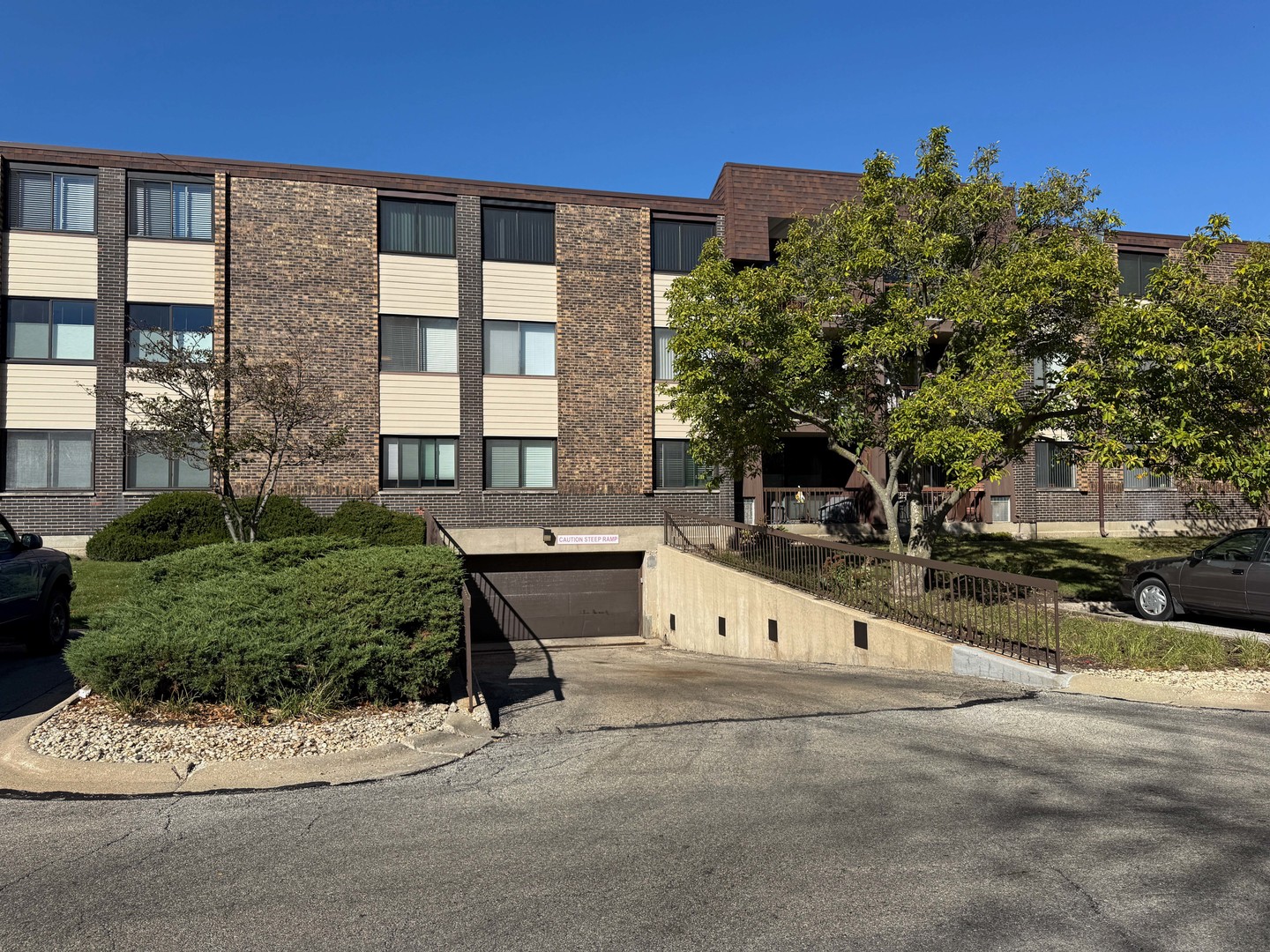 474 Raintree Court #1C, Glen Ellyn, IL 60137