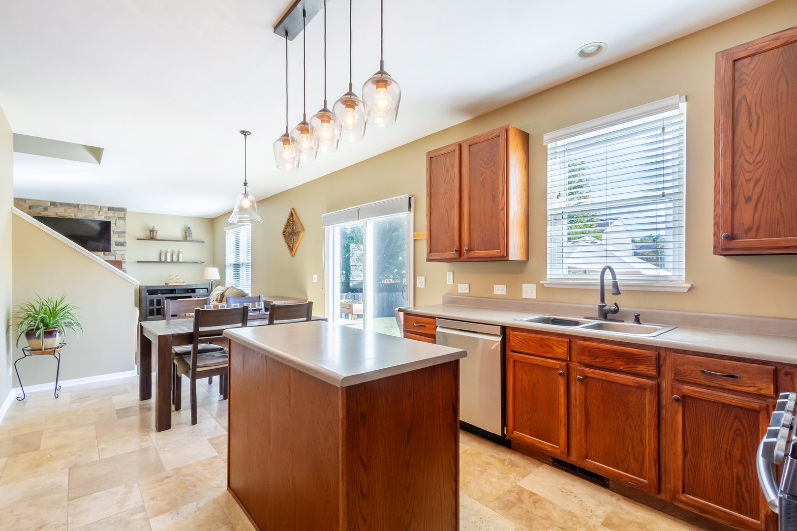 125 Augusta Drive, Gilberts, IL 60136