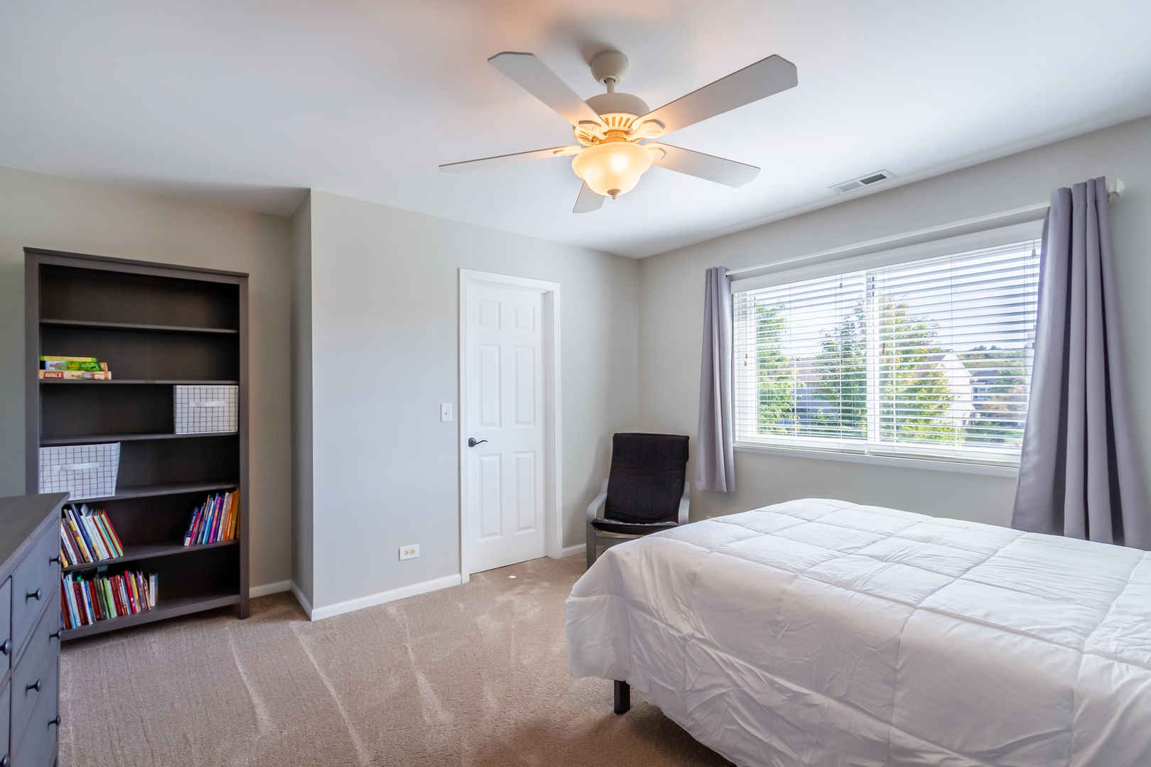 125 Augusta Drive, Gilberts, IL 60136