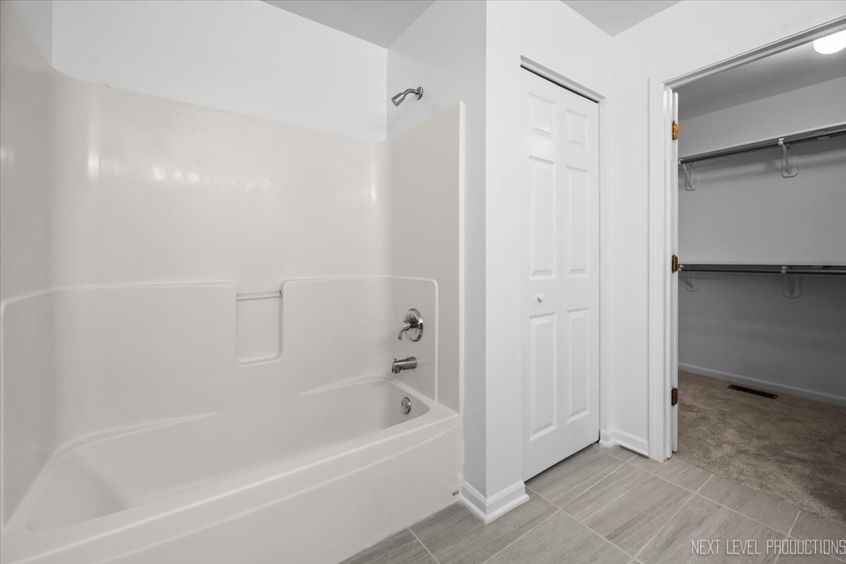 438 W Meadow Mist Lane, Round Lake, IL 60073