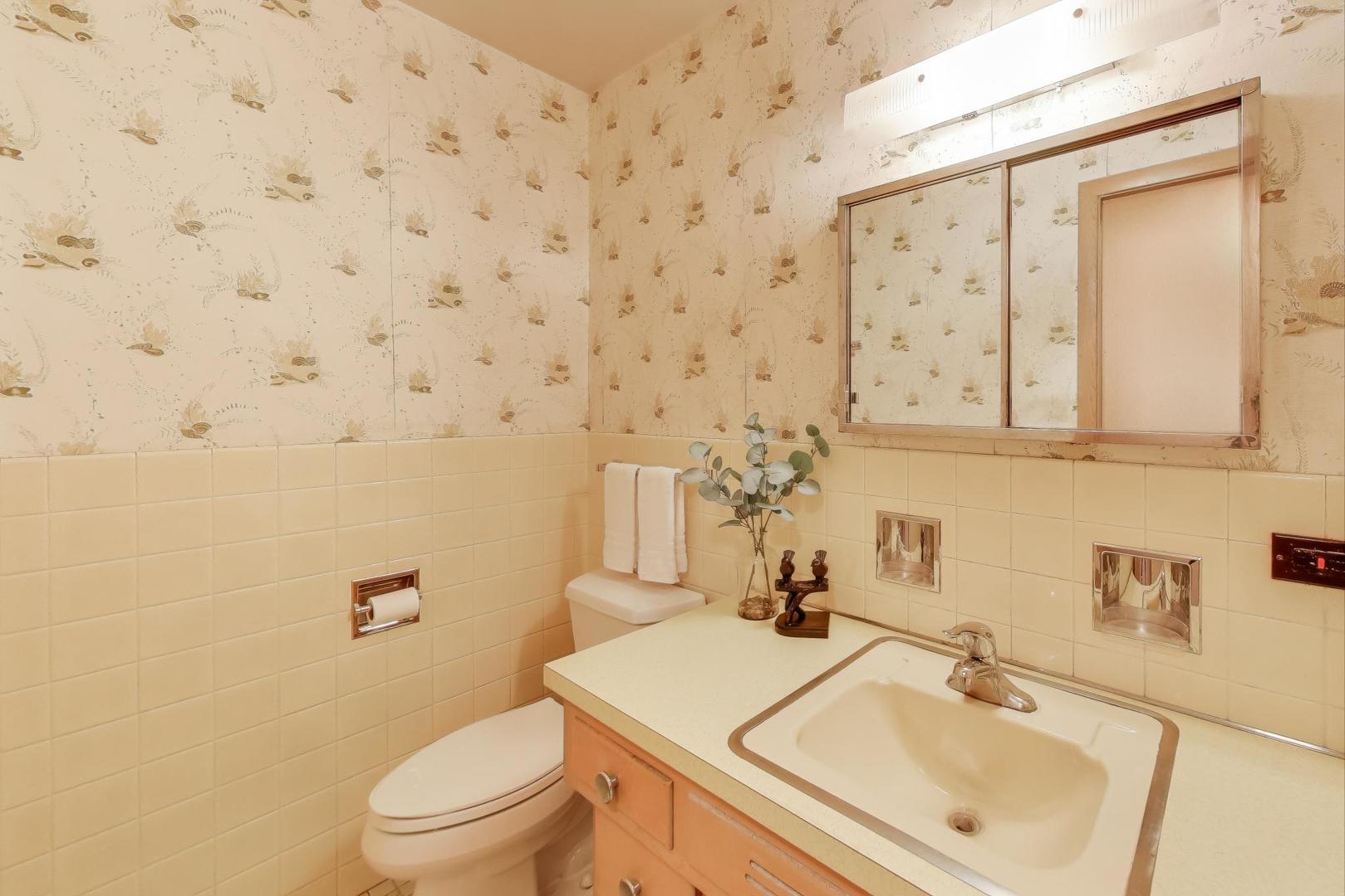 913 S Na Wa Ta Avenue, Mount Prospect, IL 60056