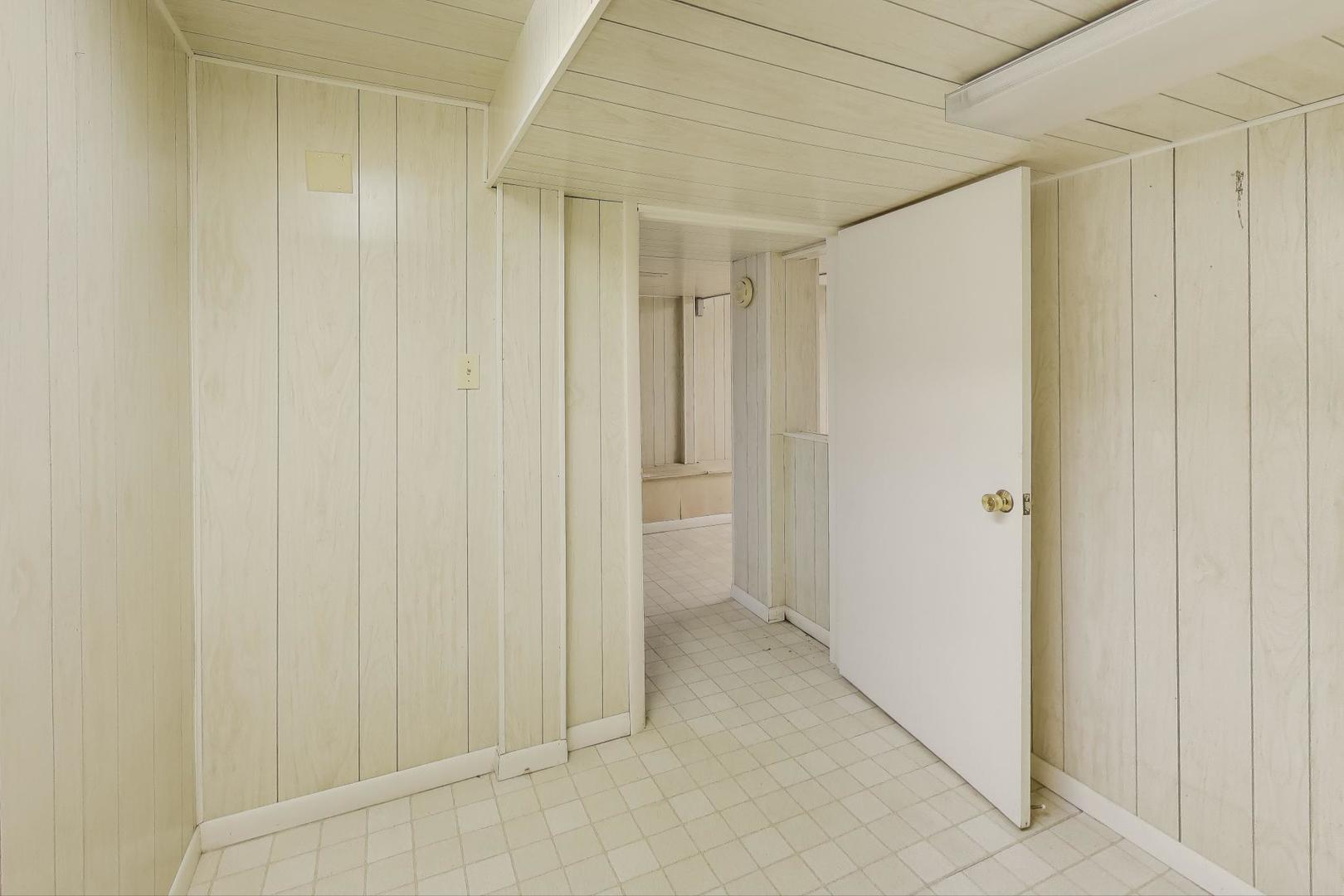 913 S Na Wa Ta Avenue, Mount Prospect, IL 60056